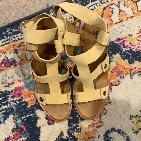 Frye- Nina Rivet Heel- size 7 - Picture 1 of 5